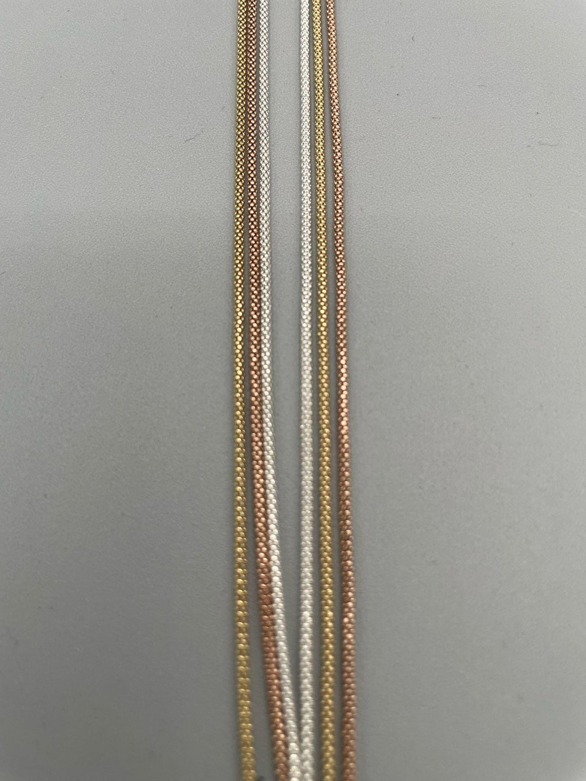 Catenina a tre colori: argento, dorato e oro rosso – 45 cm
