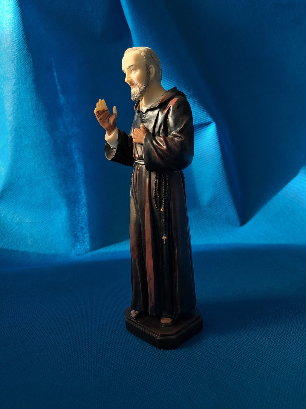 Padre-Pio-Statue aus handbemaltem Kunstharz