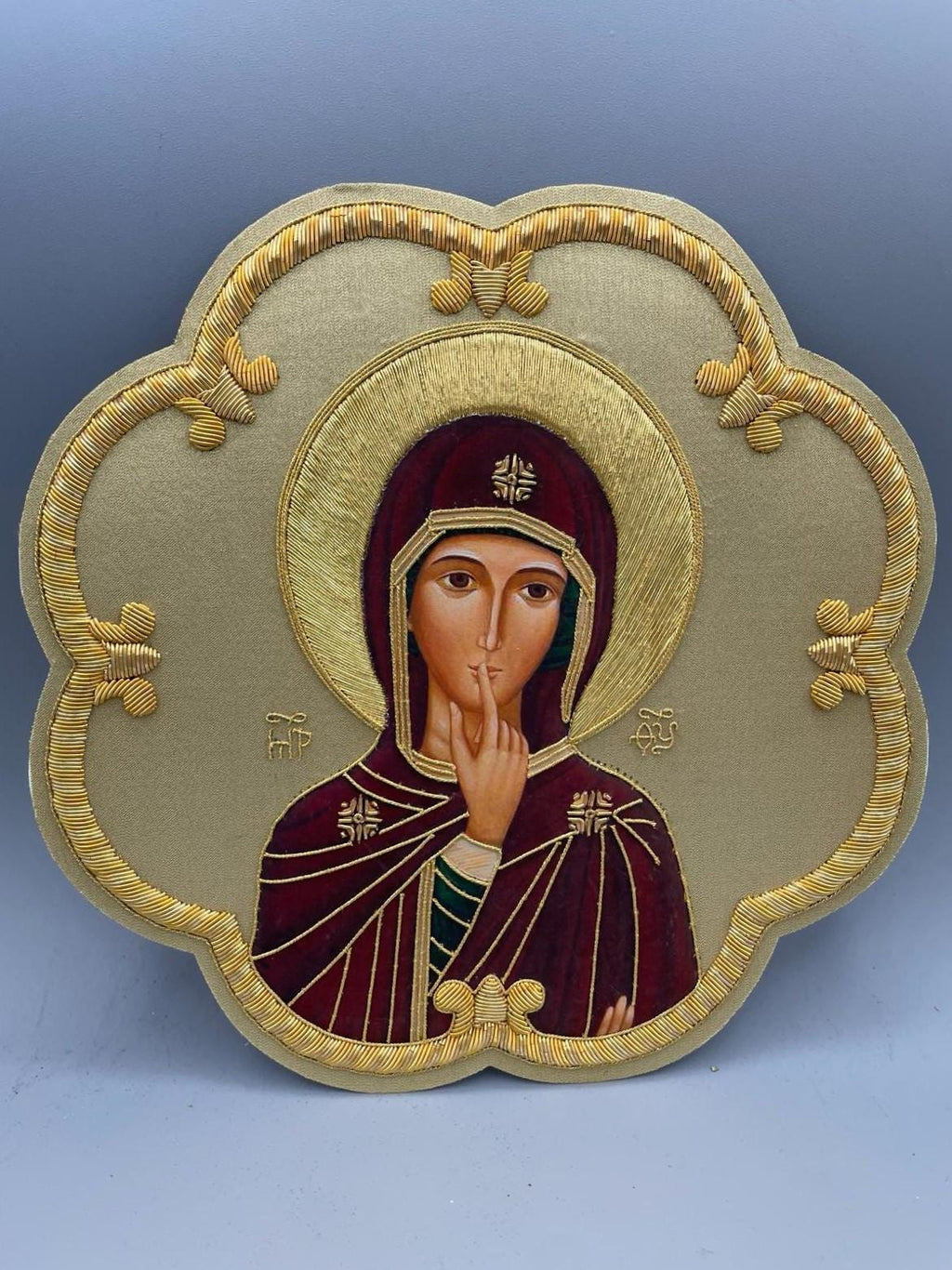 Icona Madonna del Silenzio ricamata a mano con filo oro – 22 x 22 cm