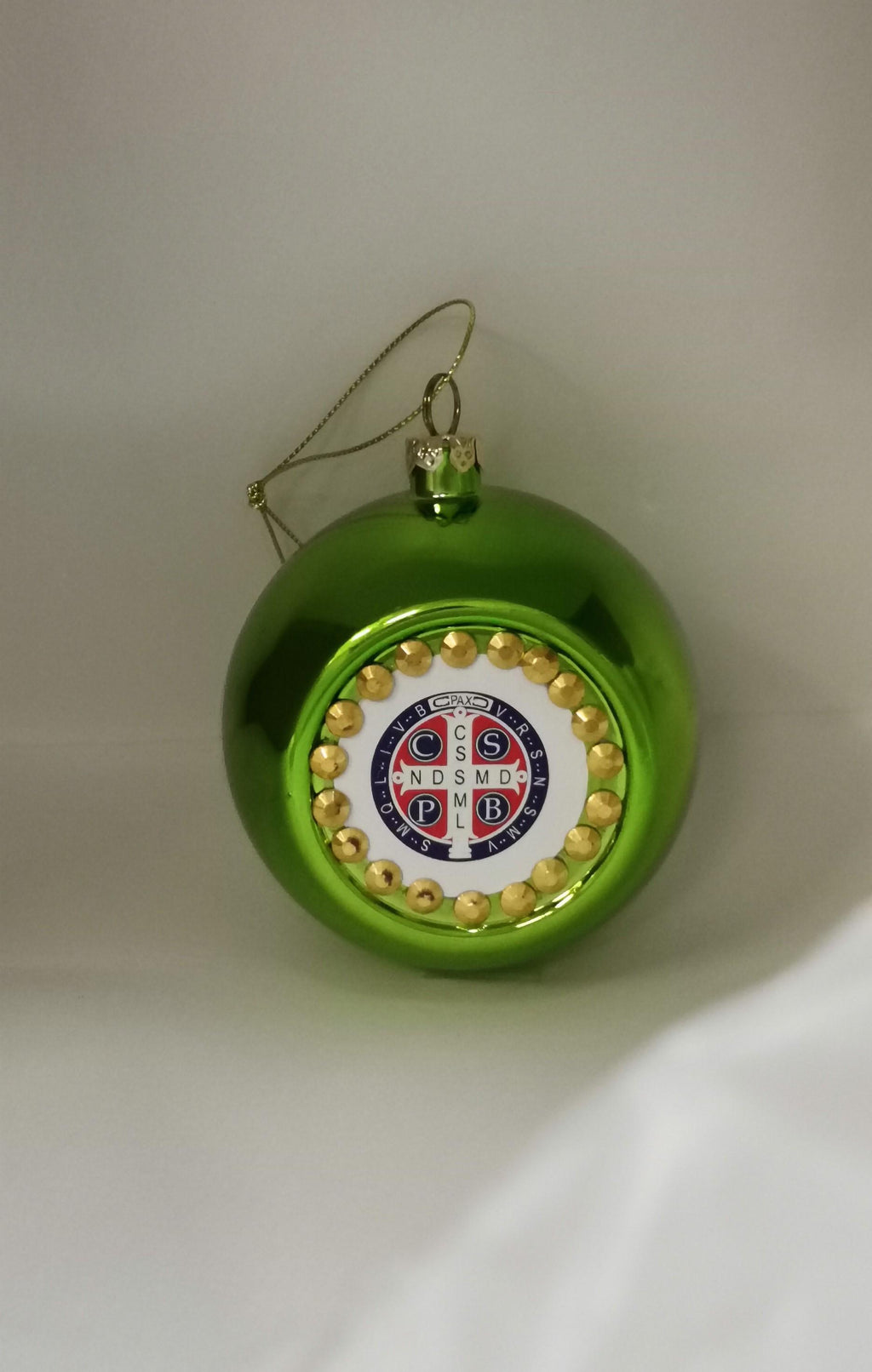 Pallina di Natale Verde con Medaglia di San Benedetto