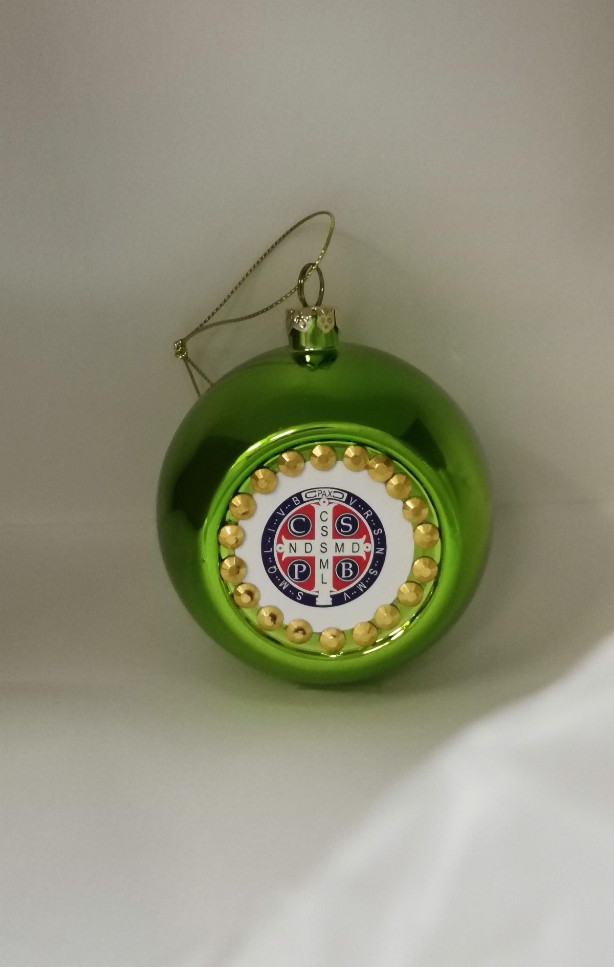 Pallina di Natale Verde con Medaglia di San Benedetto