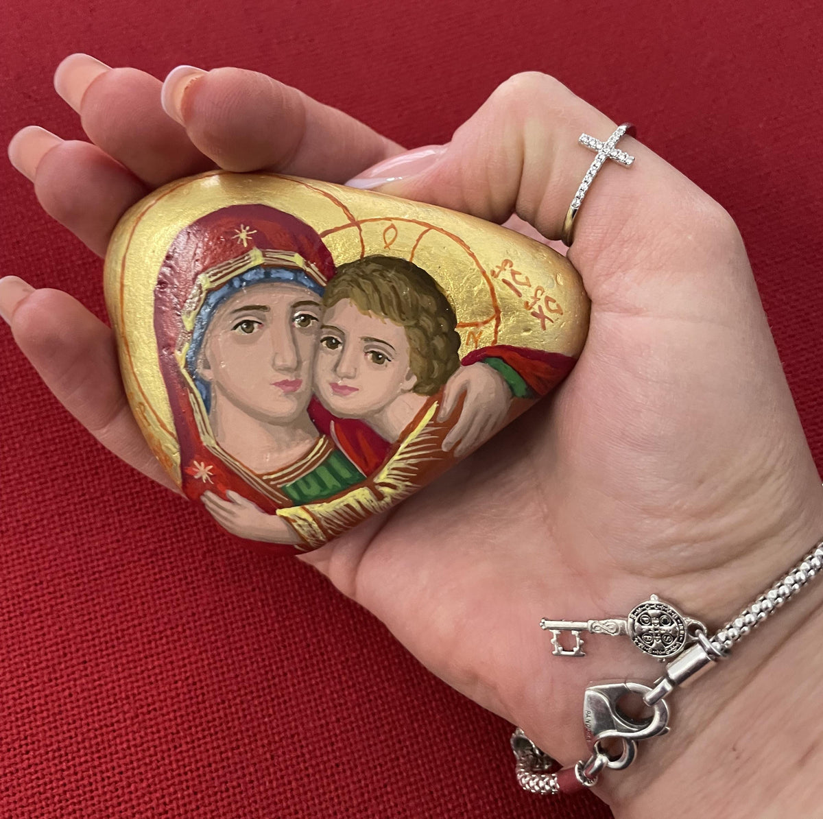 Icône sur pierre naturelle – Vierge à l'Enfant, peinte à la main
