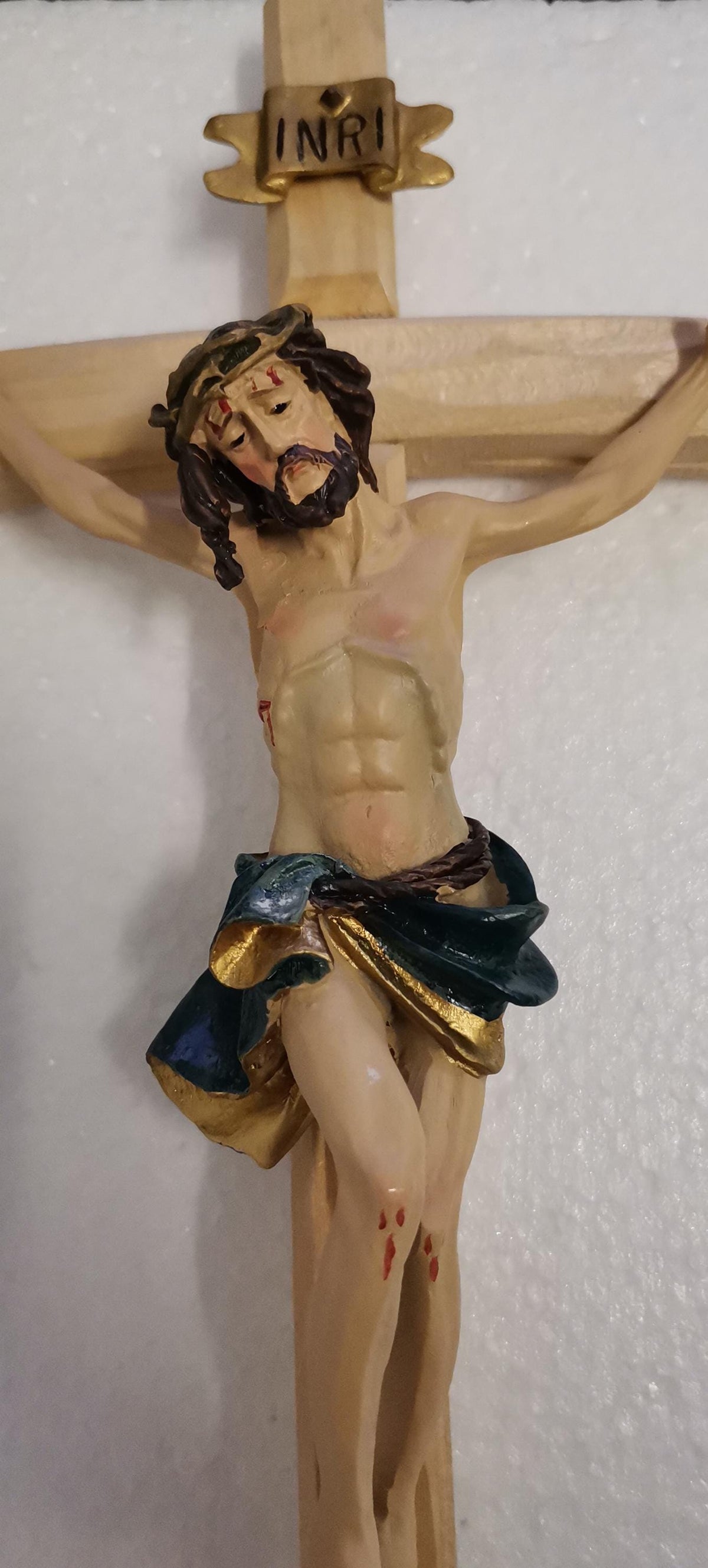 Crocifisso da Parete Artigianale in Legno con Figura di Gesù in Resina