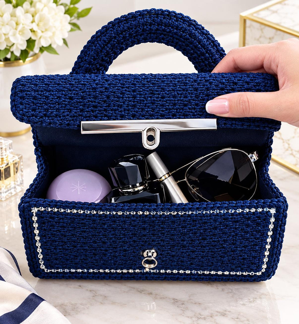 Borsa artigianale blu scuro con dettagli argento