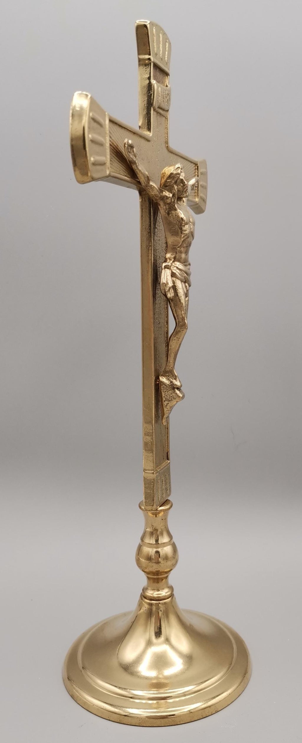 Crocifisso da altare in ottone dorato con base liscia