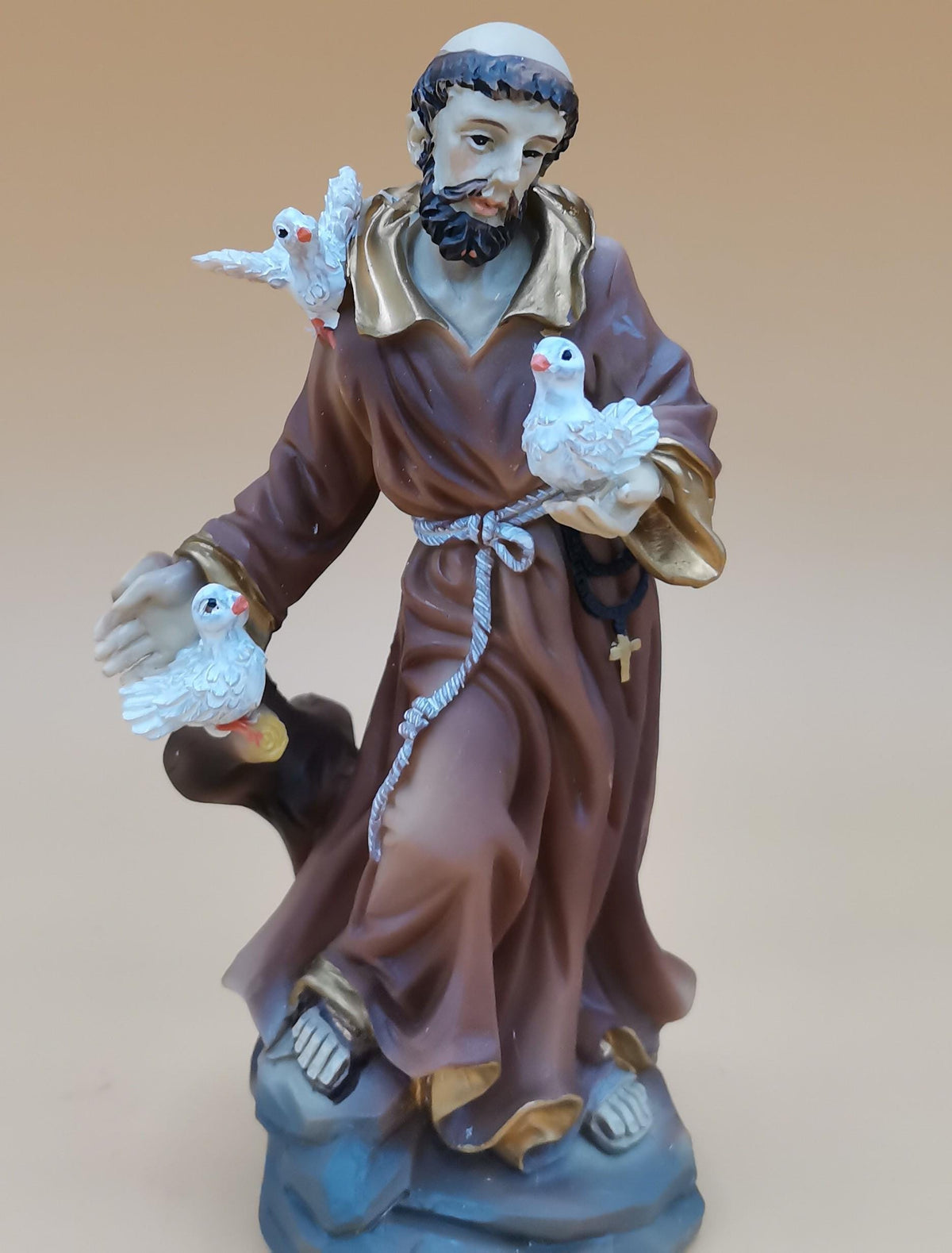Statue Heiliger Franziskus mit Tauben aus handbemaltem Kunstharz – 14 cm
