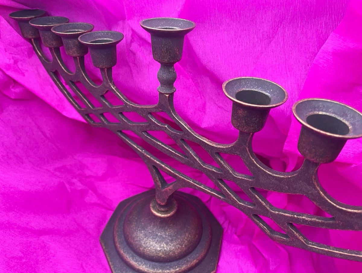 Chanukkiah in ottone brunito a nove bracci – 48 x 27 cm