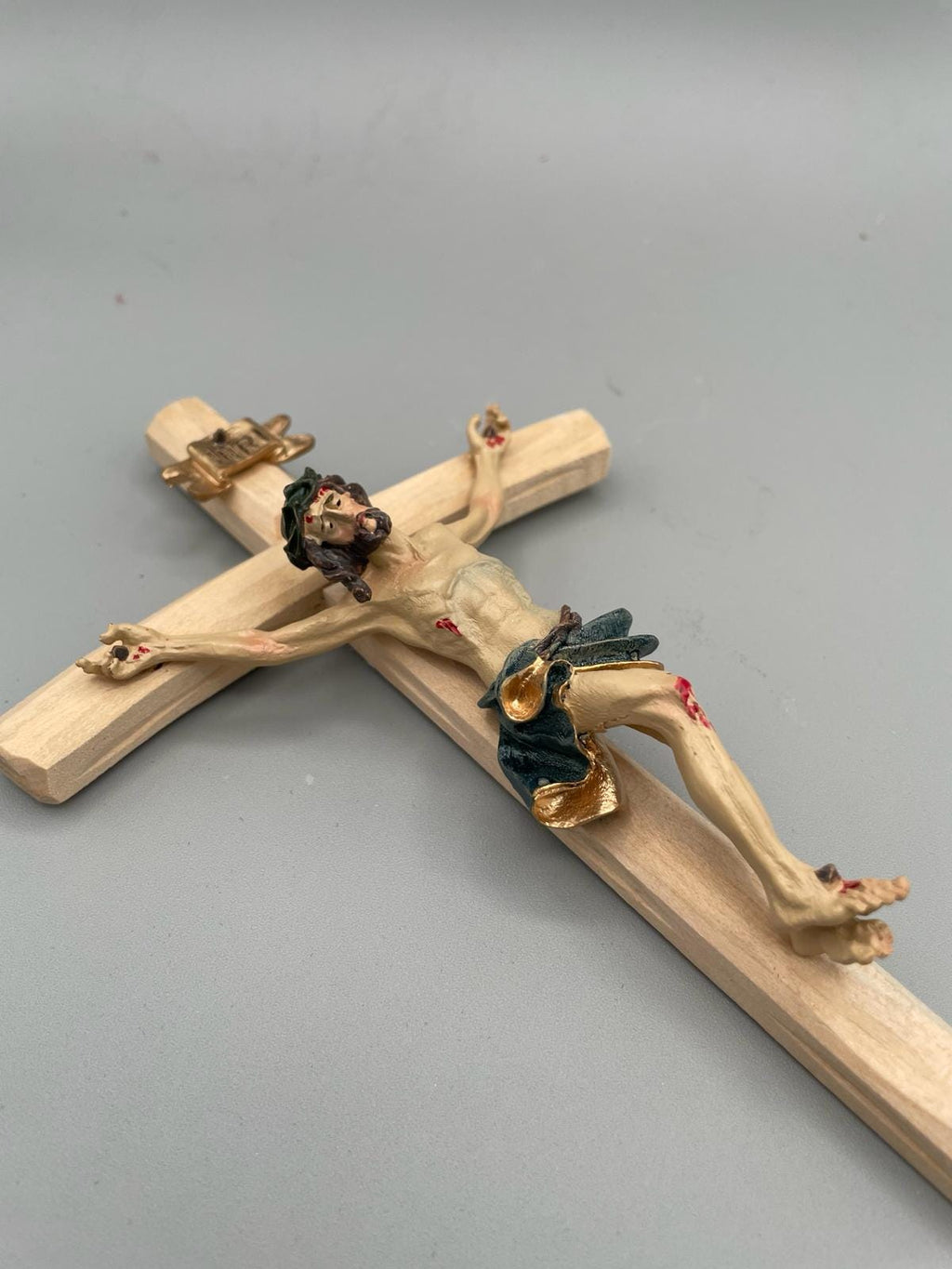 Crucifijo de Pared Artesanal de Madera con Figura de Jesús en Resina – Decoración Religiosa Cristiana