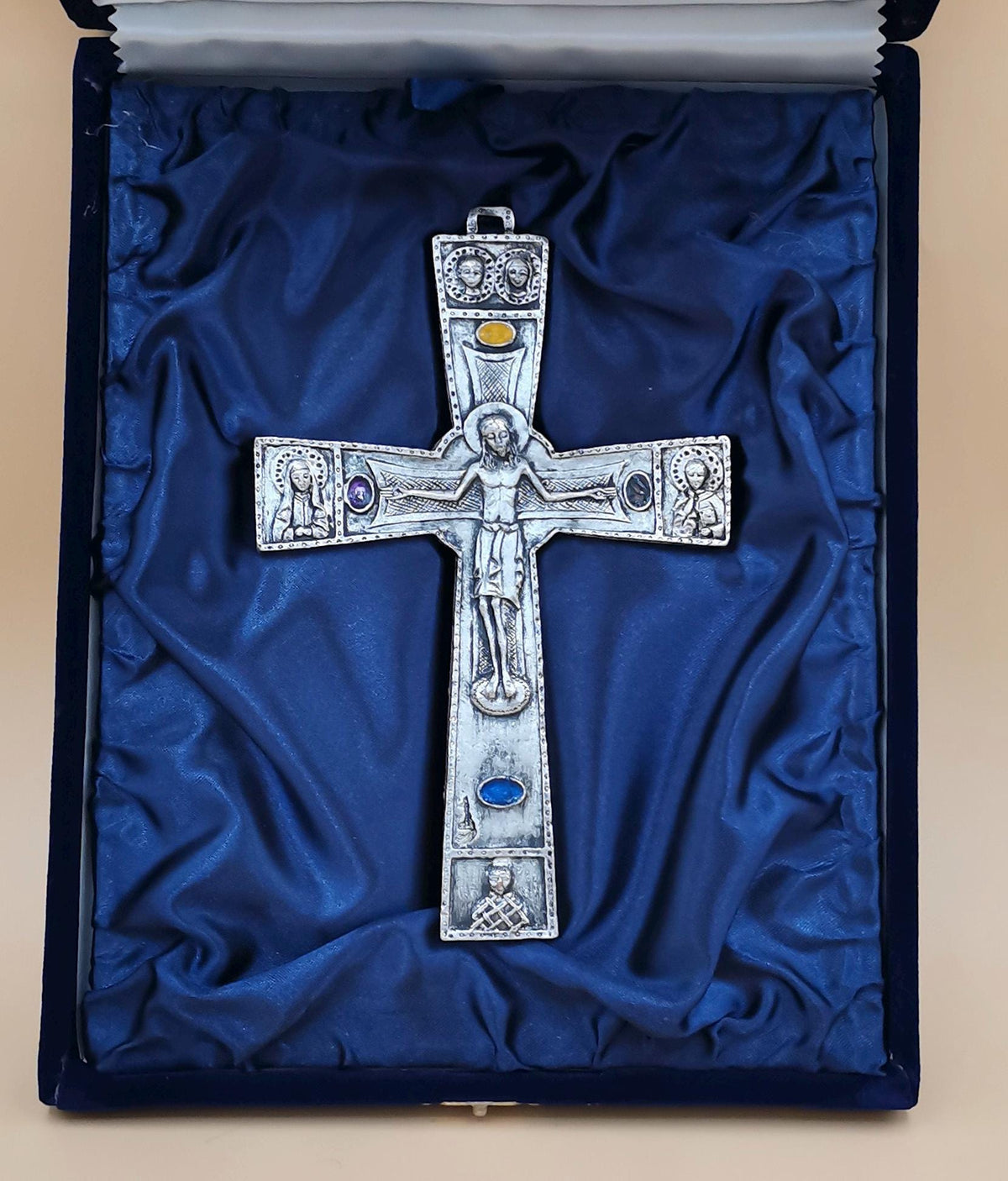 Croce religiosa da parete argentata con pietre colorate e Agnello Mistico