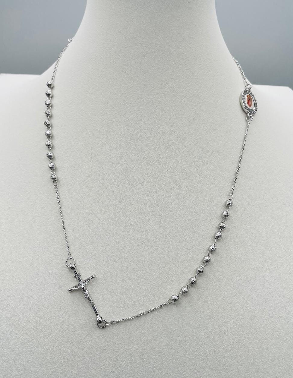 Collana stile rosario con crocifisso e medaglia sacra