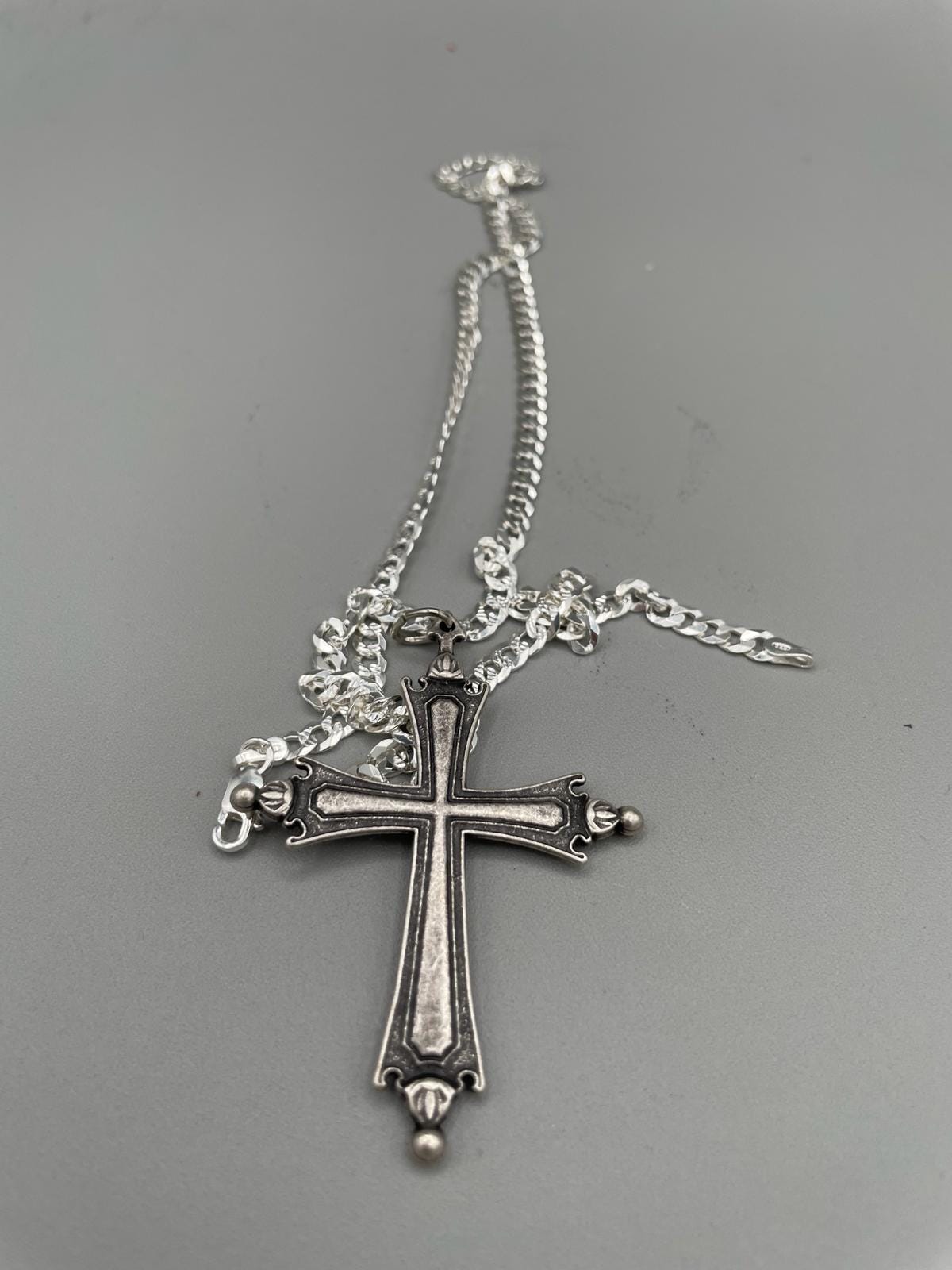 Collana con crocifisso replica Papa Leone, finiture argentate e brunite