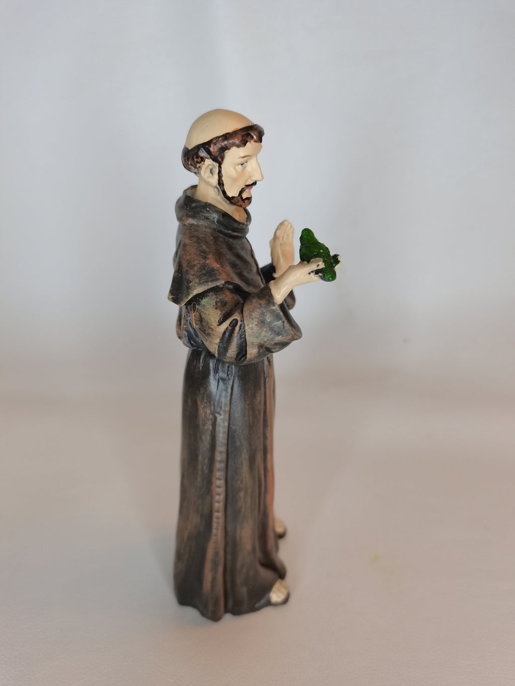 Statue des heiligen Franz von Assisi, der zu den Vögeln spricht, aus bemaltem Kunstharz