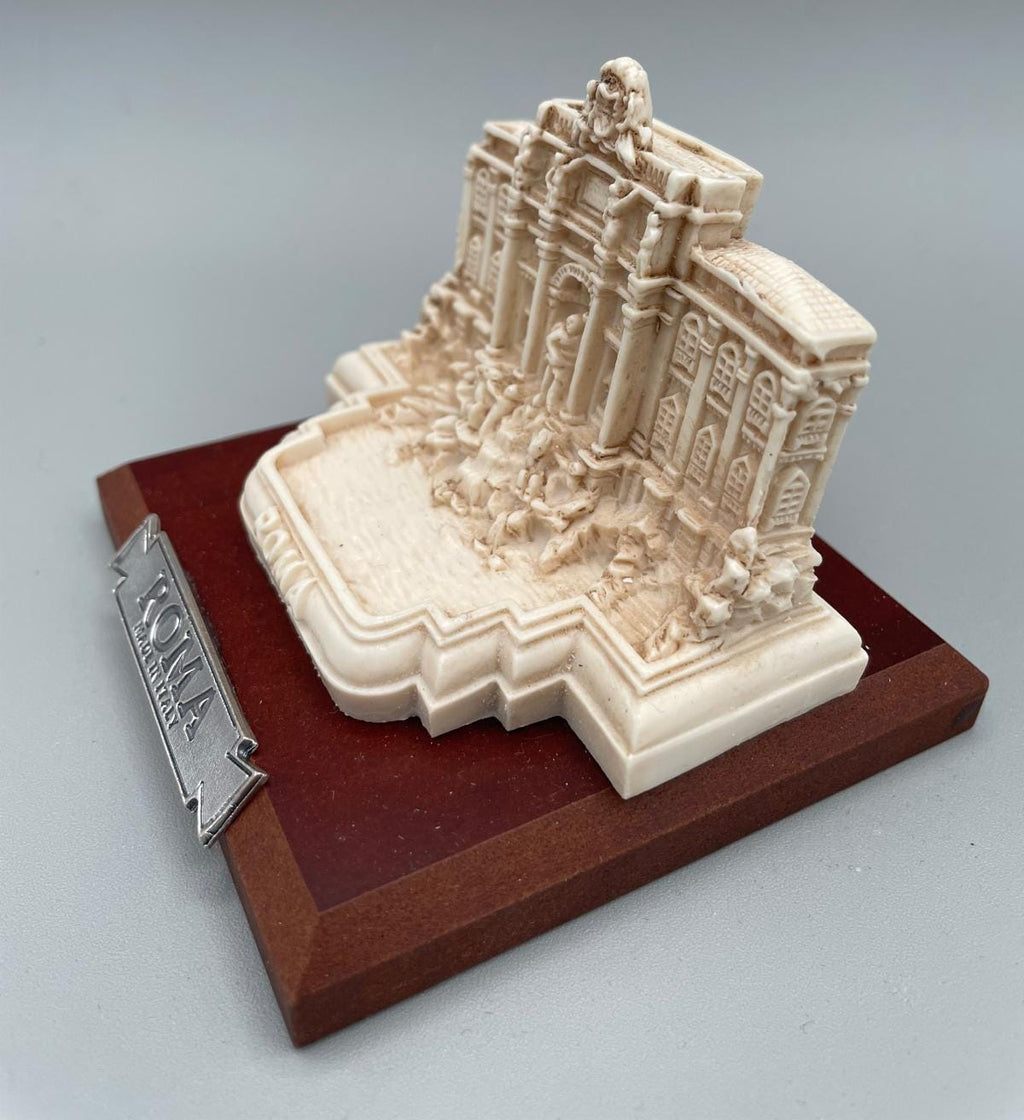 Réplique de la fontaine de Trevi en résine avec socle en bois